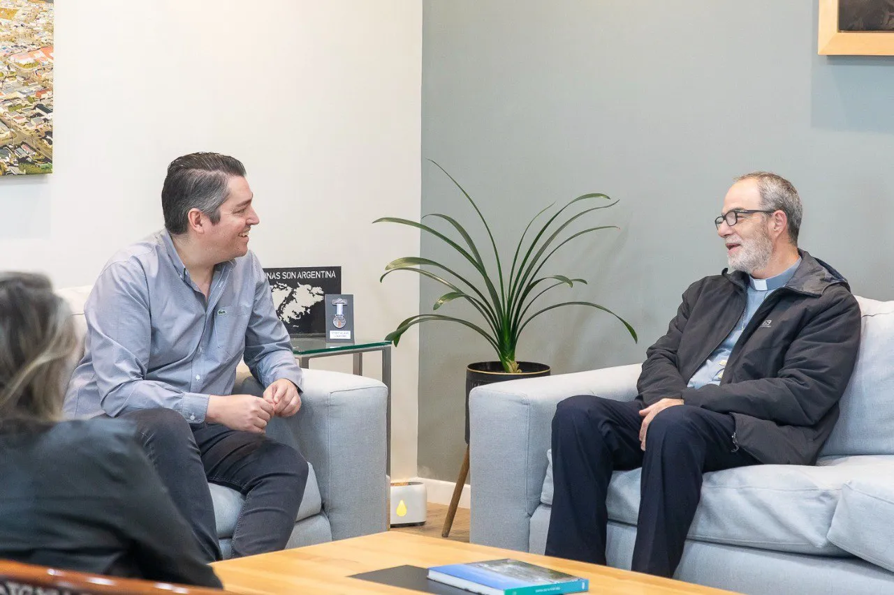 Intendente Pérez con monseñor Ignacio Damián Medina 