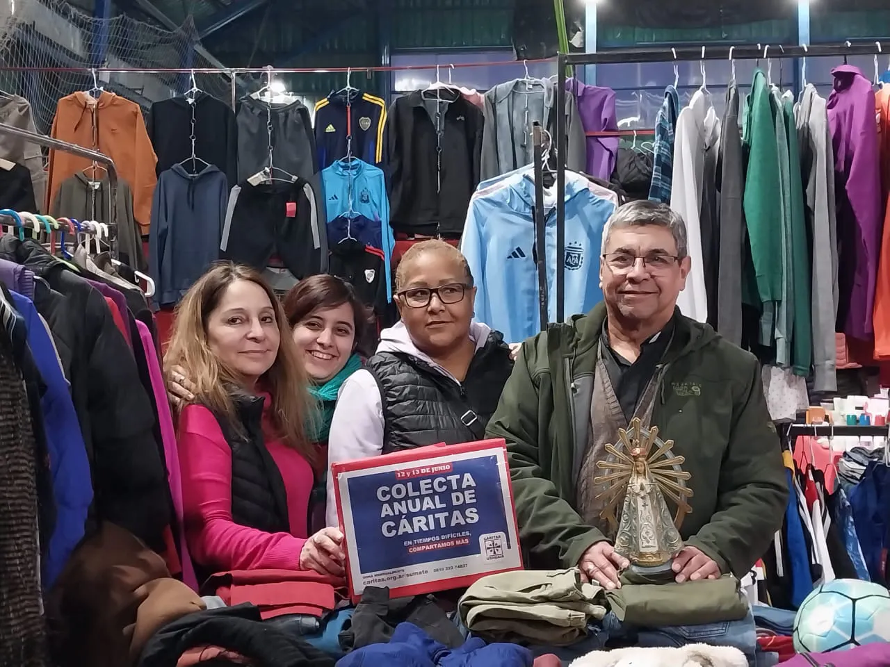 Cáritas Feria con el padre Olmedo