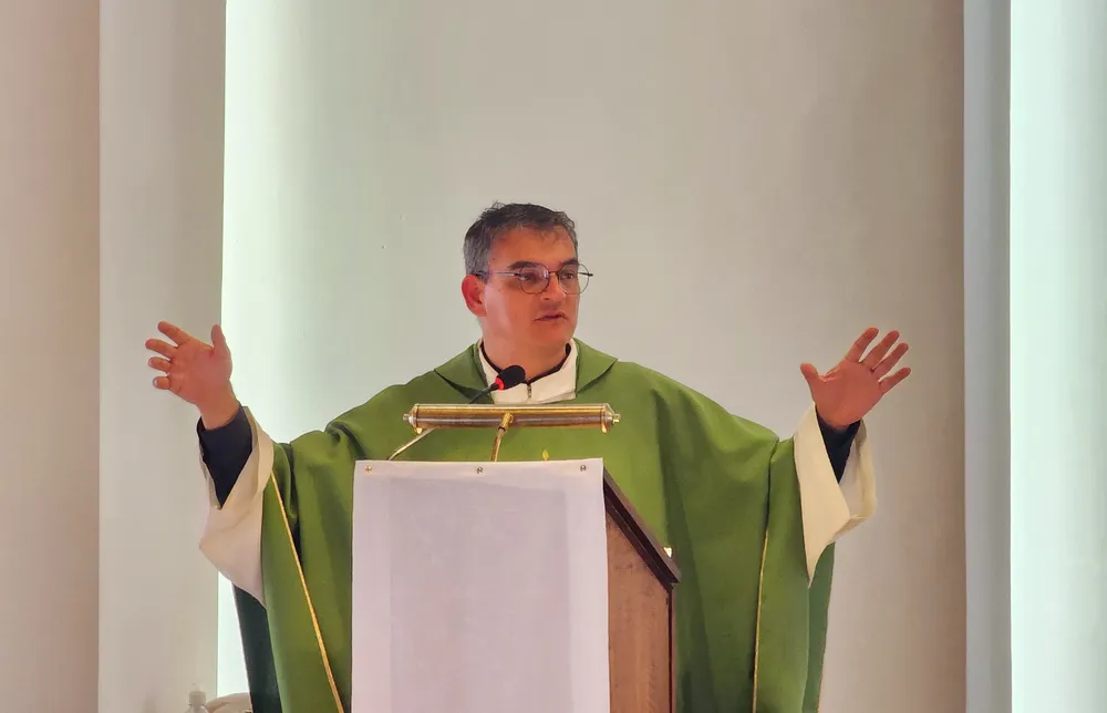 Padre Ezequiel Agüero ambon