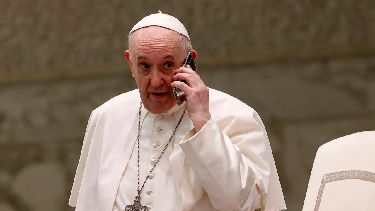 Papa Francisco por teléfono 