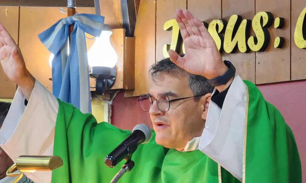 Padre Ezequiel Agüero rezando